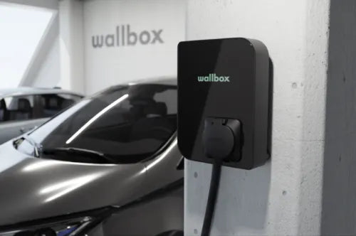 Simplifiez la recharge de votre voiture électrique avec la Wallbox Copper SB, compatible toutes marques. Installation rapide et clé en main avec Charge Eve.